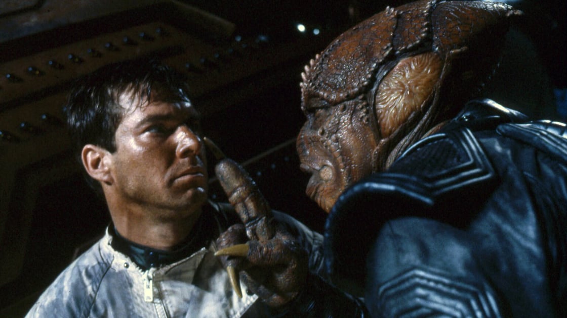 Dennis Quaid and Lou Gosset, Jr. in Enemy Mine
