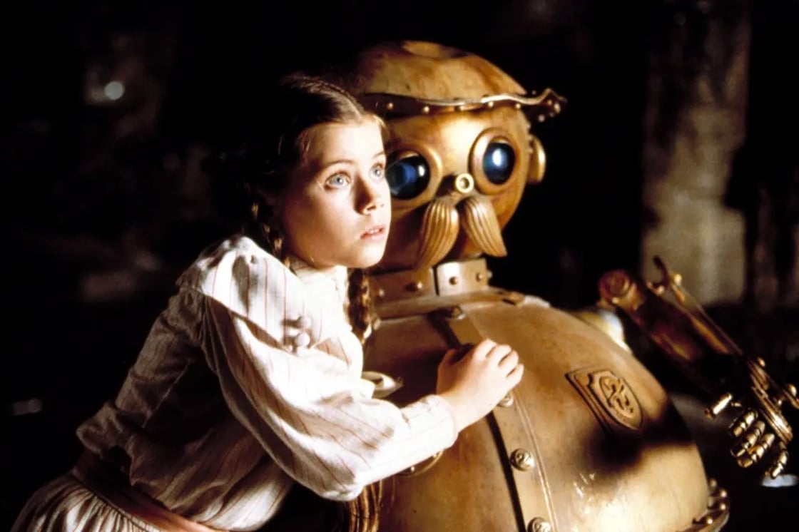 Dorothy (Fairuza Balk) and Tik-Tok in Return to Oz